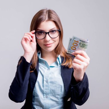 İşkadını gözlüklü yüz dolarlık banknot ile