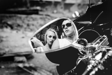 Güzel kadın ve yakışıklı adam, motosiklet aynada yansıtacak.