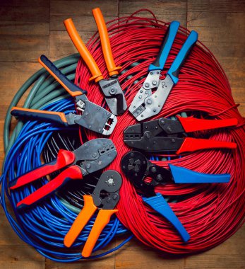 Elektrik donatımı. Elektrik kablo ve crimper.