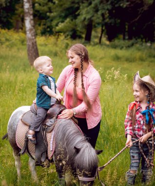 Anne ve çocuk parkta pon ile yürüme