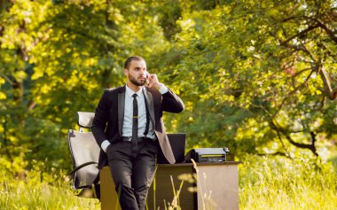 Genç buisnessman Park'ta çalışma sakallı. Uzak iş kavramı.