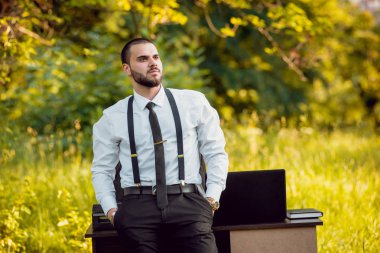 Genç buisnessman Park'ta çalışma sakallı. Uzak iş kavramı.