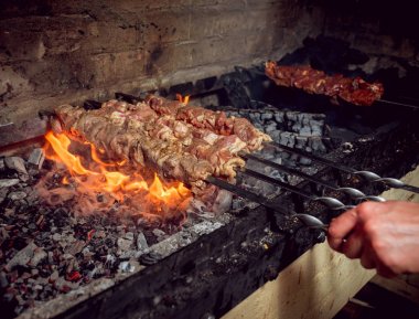 Şiş üzerinde sıcak kebap yemek