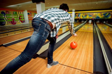 Beyaz delikanlı bowling kulübünde eğleniyor