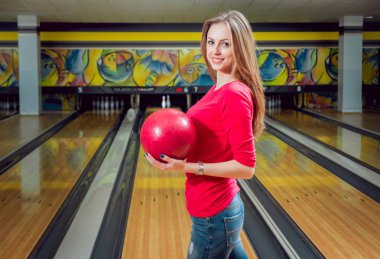 Bovling topu ile poz güzel beyaz kız