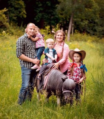 Midilli atı Park ile neşeli aile yürür