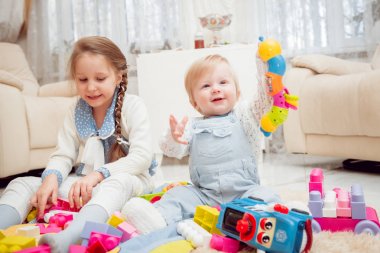 Küçük çocuklar evde oynamak