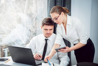 Ofis strateji tartışmaya işadamı ile kadın Danışmanı