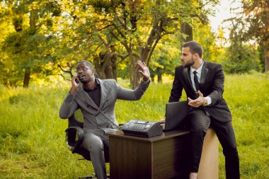 İki genç çok kültürlü iş adamları iş park yerinde. Uzak iş kavramı.