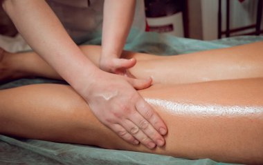 Tam vücut masajı. Terapi.