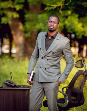 Afrika buisnessman Park'ta çalışma. Uzak iş kavramı.