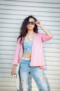 Genç karışık yarış kız açık havada kaykay ile poz