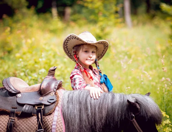Liten Flicka Med Flätor Cowboyhatt Promenader Med Ponny Park — Stockfoto