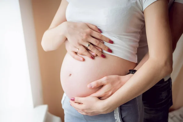 Młoda Kobieta Ciąży Jej Mąż Oczekiwanie Dziecko — Zdjęcie stockowe