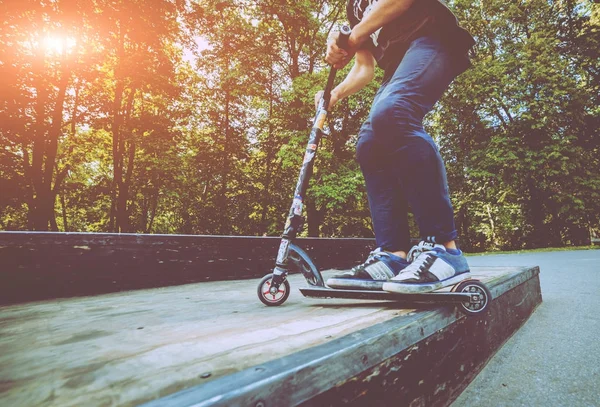 Garçon Scooter Pied Dans Parc Beau Fond — Photo