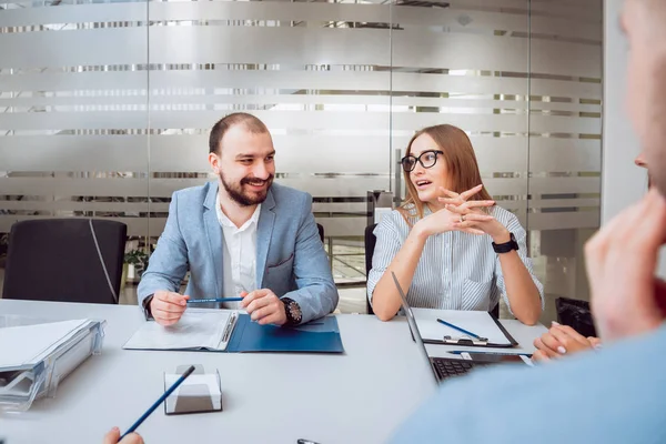 Takım toplantısı. İş stratejisi tartışılması.