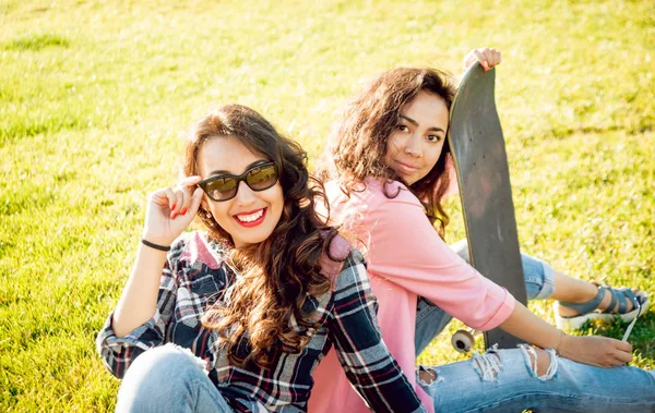 Duas Jovens Meninas Raça Mista Roupas Casuais Com Skate Posando — Fotografia de Stock