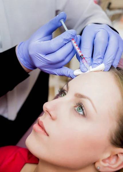 Schoonheidsspecialiste Patiënt Kliniek Voor Esthetische Geneeskunde Injectie — Stockfoto