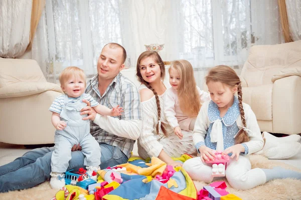 Neşeli genç aile evde eğlenmek