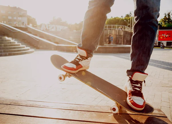 Обрезанное Изображение Молодого Человека Катающегося Скейтборде Городской Площади — стоковое фото