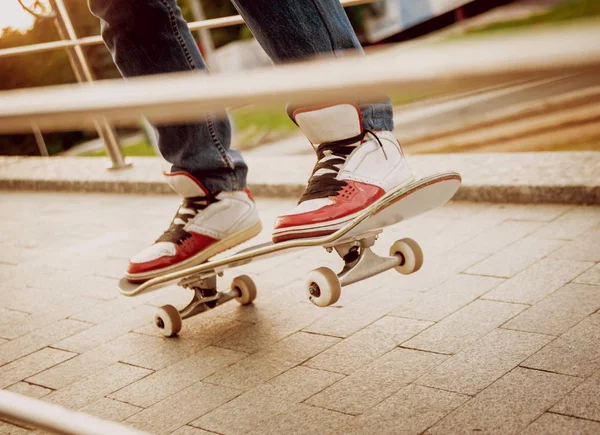 Bijgesneden Afbeelding Van Jonge Man Skateboard Rijden Stadsplein — Stockfoto