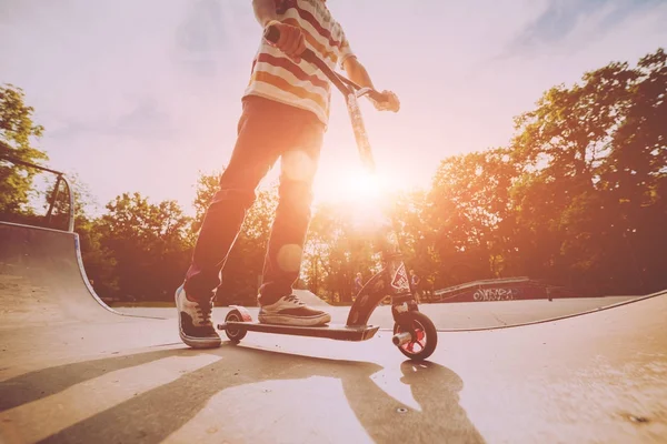 Junge Auf Einem Tretroller Einem Park Schöner Hintergrund — Stockfoto