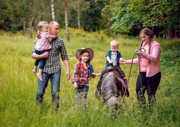 Glad Familj Går Med Ponny Häst Park — Stockfoto