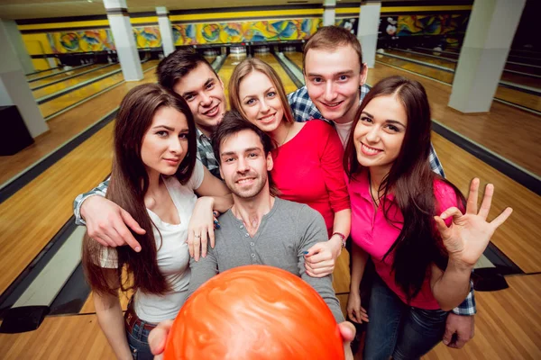 Amigos Alegres Bolera Con Pelotas — Foto de Stock