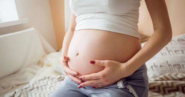 Młoda Kobieta Ciąży Łóżku — Zdjęcie stockowe