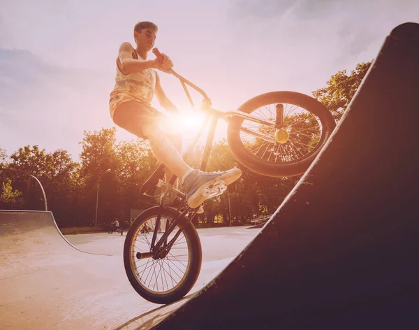Genç bir Bmx skate Park at binme.
