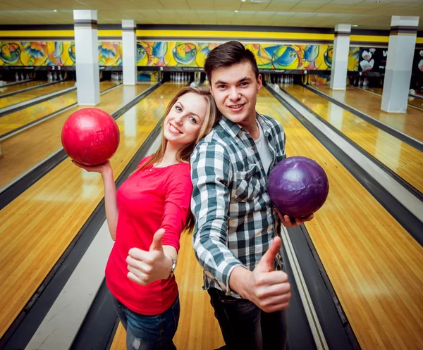 Neşeli beyaz arkadaş bowling kulübünde eğleniyor