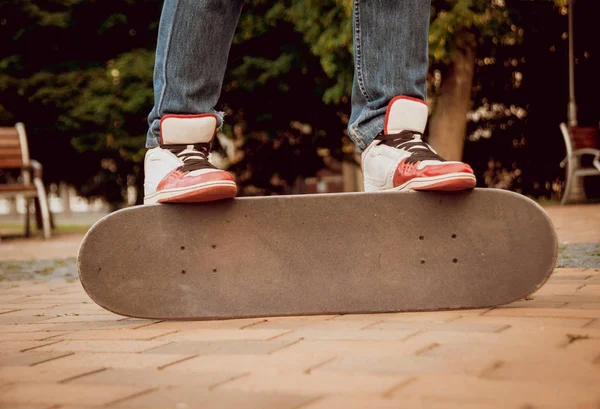 Imagem Cortada Jovem Andando Skate Praça Cidade — Fotografia de Stock