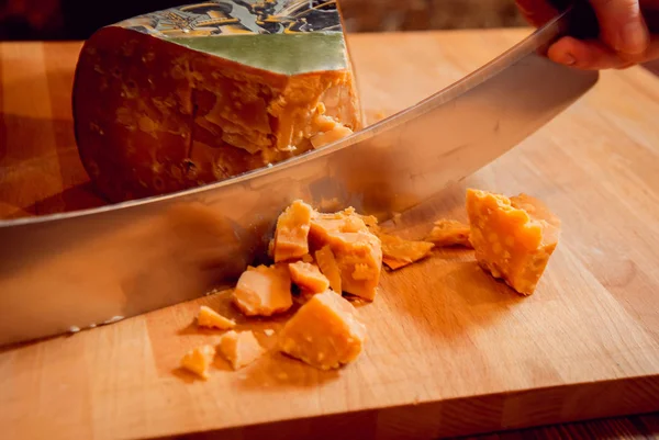 Bıçak peynir ile dükkanda dilimler halinde kesilmiş