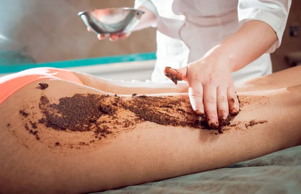 Tam vücut masajı. Terapi.