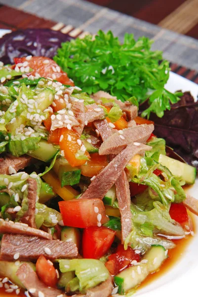 Salada Fresca Com Sementes Gergelim Fechar — Fotografia de Stock