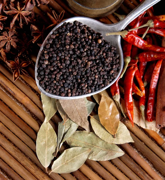 Pimienta Negra Una Cuchara Hoja Laurel Bambú — Foto de Stock