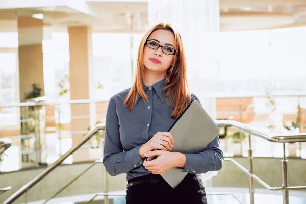 Junge Geschäftsfrau Mit Brille Und Laptop Büro — Stockfoto