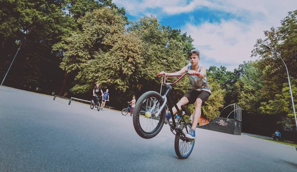 Tonåring Rider Bmx Skatepark — Stockfoto