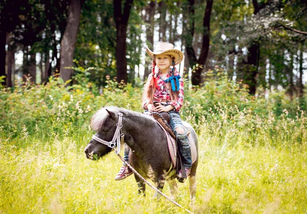 Dziewczynka Plecionki Kowbojski Kapelusz Jazda Pony Park — Zdjęcie stockowe