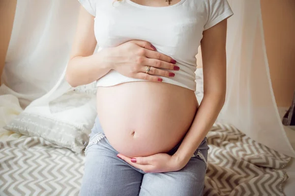 Молодая Беременная Женщина Постели — стоковое фото