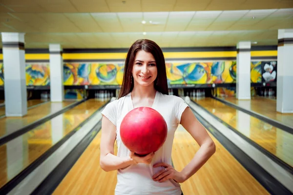 Krásná Kavkazské Dívka Pózuje Bowlingu Míčem — Stock fotografie