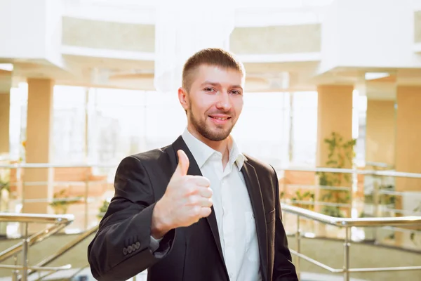 Junger Und Selbstbewusster Geschäftsmann Büro Arbeiter — Stockfoto