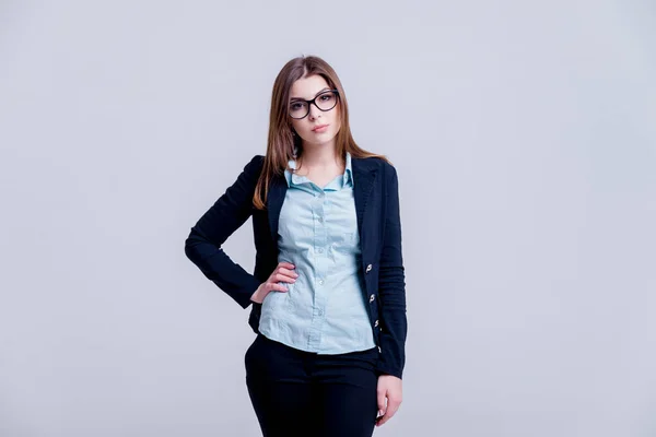 Joven Empresaria Con Gafas Oficina Ante Pared Gris — Foto de Stock