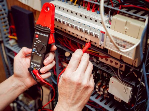 Equipamento Eléctrico Testador Nas Mãos — Fotografia de Stock