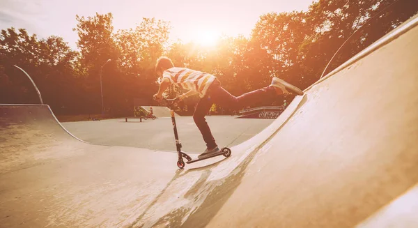 Αγόρι Καβάλα Ένα Σκούτερ Κλωτσιά Στο Πάρκο Skate — Φωτογραφία Αρχείου