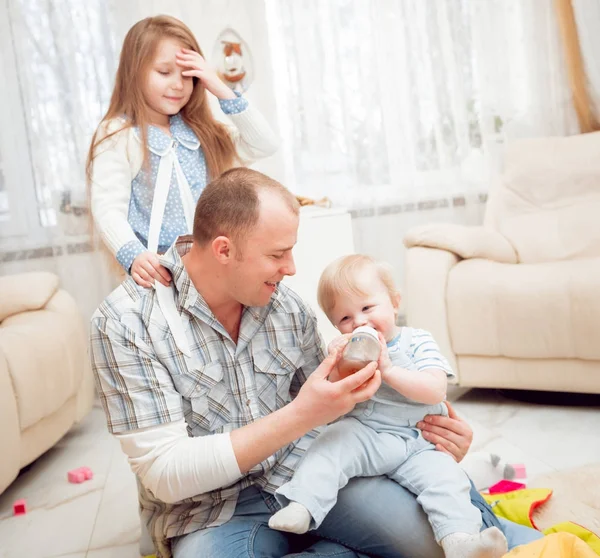 Father Playing His Children Home — Stock Photo, Image