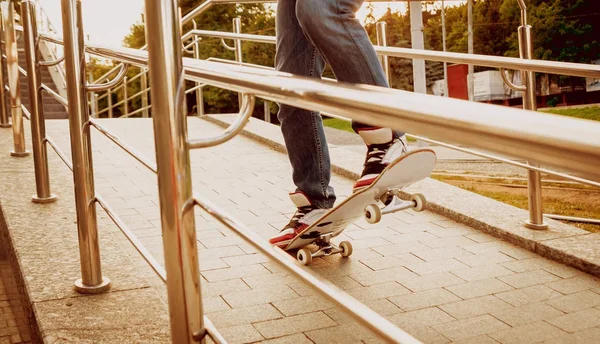 城市广场上的年轻人骑滑板的裁剪图像 — 图库照片