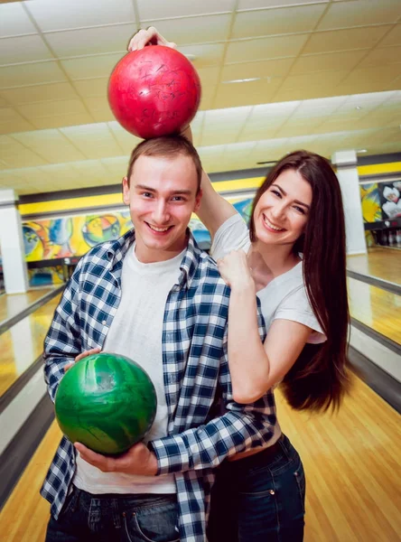 Unga Kaukasiska Par Bowlinghallen Poserar Med Bollar — Stockfoto