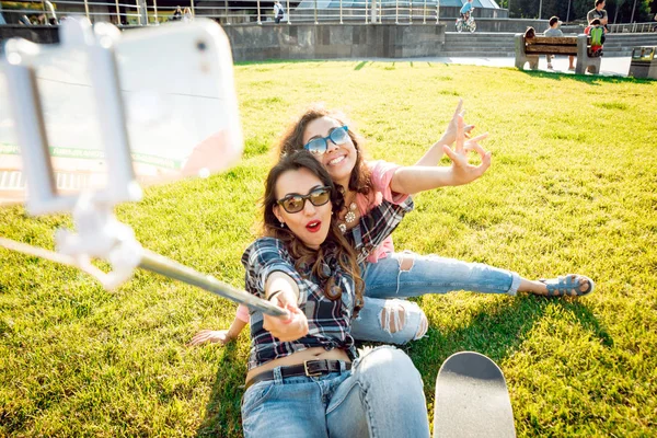 Due Giovani Ragazze Razza Mista Abiti Casual Facendo Selfie Sul — Foto Stock