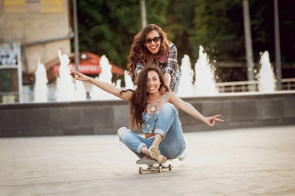 Dvě Mladé Dívky Baví Skateboard Venku — Stock fotografie